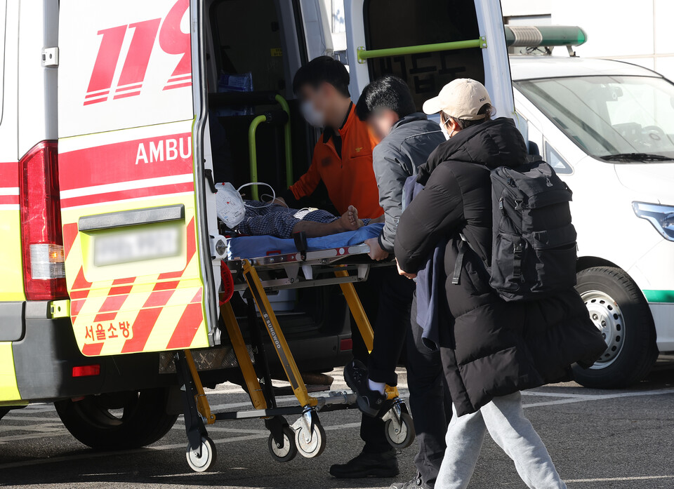 환자가 여러 병원을 전전하는 ‘응급실 뺑뺑이’ 문제를 두고 의료계는 단순히 환자 수용을 법으로 강제하는 방식으로는 해법이 될 수 없다고 지적했다. /연합뉴스