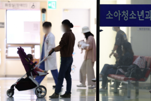 소아 전문의 부족으로 응급실에서 아동 환자가 제때 치료받지 못하고 ‘뺑뺑이’를 도는 사례가 급증했다. 서울·경기 회송 건수는 5년 새 4배 늘었다. 지방의 경우 응급실 진입조차 막히는 사례도 보고된다. 소아청소년과 전공의 충원율은 13%에 불과해 수련 공백 우려가 커졌다. 전문가들은 정부의 한시적 대책만으로는 근본적 해법이 될 수 없다며 소아·응급의료 인력 확충과 지역 균형 배치를 국가의 시급한 과제로 지적했다. /연합뉴스