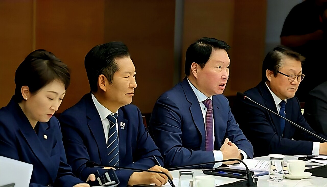 최태원 대한상공회의소 회장이 8일 서울 중구 소재 대한상공회의소에서 열린 정청래 더불어민주당 대표와의 정책 간담회에서 인사말을 하고 있다. /연합뉴스