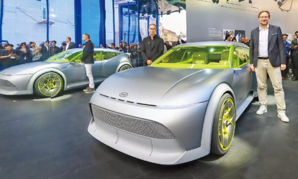 9일 에두와르도 라미레즈 현대차 유럽디자인센터장(왼쪽)과 자비에르 마르티넷 유럽대권역장 겸 유럽권역본부장이 독일 뮌헨에서 열린 ‘IAA 모빌리티 2025’에서 소형 전기 콘셉트카인 ‘콘셉트 쓰리’를 공개했다. /현대차