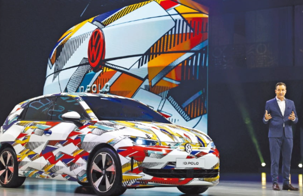 7일 토마스 셰퍼 폭스바겐 CEO가 IAA 모빌리티 2025 미디어 워크숍에서 소형 해치백 ‘폴로’의 전기차 모델인 ‘ID.폴로’를 소개하고 있다. /EPA=연합뉴스