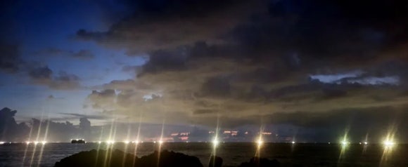 태양이 해면 아래로 잠기면 어선들이 빛을 밝힌다. /사진=한익종