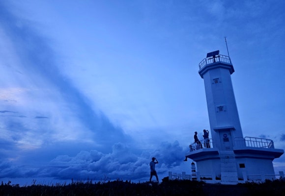 일몰 후 등대를 떠나려는 젊은이들 /사진=한익종