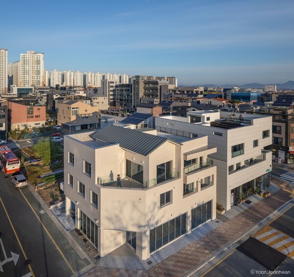 상가주택은 택지지구가 조성되어 비슷한 크기의 대지가 분양된다. 1층은 근린생활시설, 2층은 다가구주택, 3층에는 단독주택이 들어간다. 사진은 필자가 설계한 발코니하우스라는 당호의 상가주택으로 건축상을 수상했다. /김정관