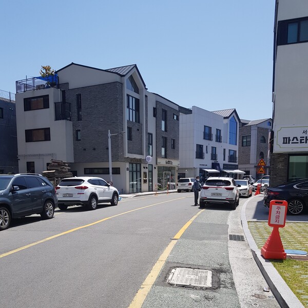 상가주택은 택지지구의 위치에 따라 1층의 근린생활시설에 초점을 두어 수익성을 볼 수도 있고 2층과 3층의 주택에 비중을 더 두어야 할 수도 있으니 대지를 분양받으며 유념해야 한다. /김정관