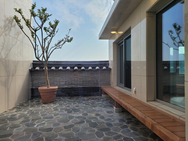 이안정의 백미라고 할 수 있는 마당, 현관에 들어서면 처음 만나는 공간이 정갈한 마당이니 이 집에 들어서면서 단독주택이라는 걸 누구나 알게 될 것이다. /김정관