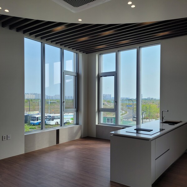 4.2미터 높이의 층고를 가진 이안정의 거실, 단독주택이 아니면 높은 천장을 가진 집에서 살 수 없으니 이안정 거실의 풍성한 공간에서 볼륨을 높여 음악을 감상하면 우리집이라는 자부심이 넘쳐나겠다. /김정관