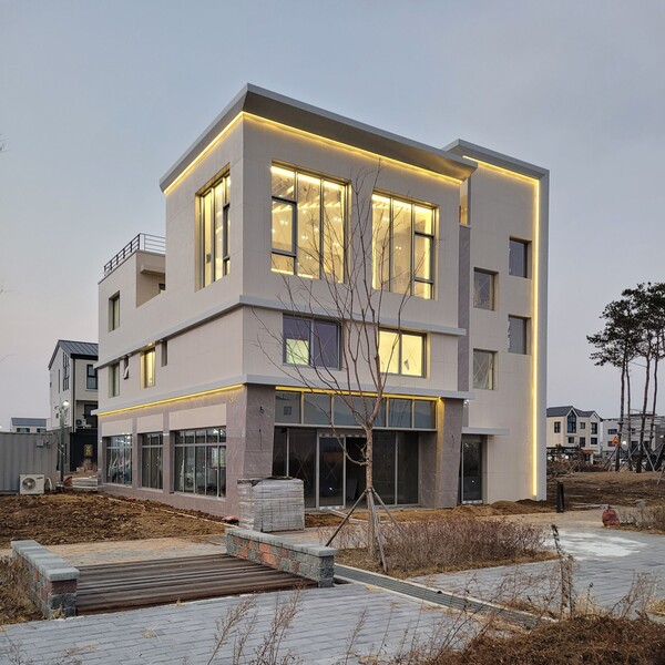 이안정 야간 전경, 건축화된 조명은 밤에 이 동네의 시선을 끌게 될 것이다. 이 건축 조명은 1층 근린생활시설의 영업에 적잖게 보탬이 되지 않을까 싶다. /김정관