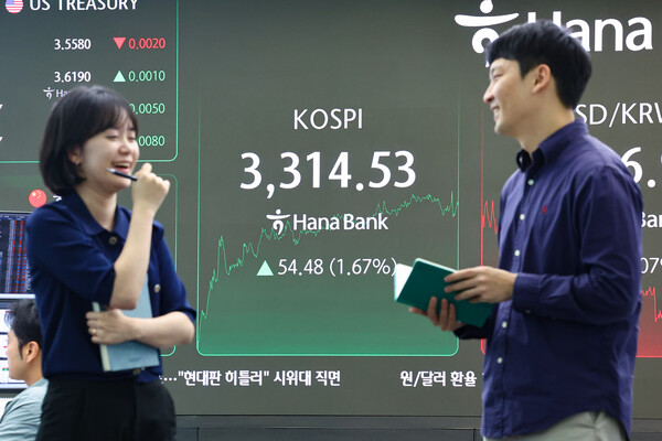 10일 코스피가 종가 기준 역대 최고치인 3305.21을 넘어섰고, 장중에는 3317.77을 기록하며 기존 장중 사상 최고점인 3316.08을 넘어서기도 했다. 이 가운데 주식 양도세 기준 완화 기대감에 증권주가 일제히 급등했다. /연합뉴스