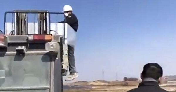 전남 나주의 한 벽돌 공장에서 스리랑카 출신 노동자가 지게차에 묶여 학대당하는 영상이 공개되자 고용허가제(EPS)를 개선해야 한다는 목소리가 나오고 있다. /광주전남이주민지원센터