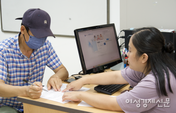 제주외국인노동자지원센터에서 고용허가제로 한국에 온 이주민이 도움을 받고 있다. /허아은 기자