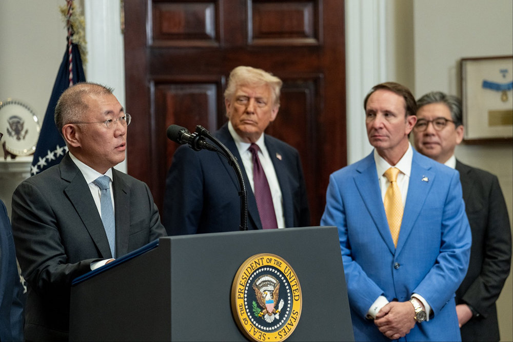 정의선 현대차그룹 회장이 3월 24일(현지 시각) 백악관 루스벨트룸에서 도널드 트럼프 미국 대통령이 지켜보는 가운데, 대미 신규 투자 계획을 발표하고 있다. 정의선 회장은 이날 미국 백악관에서 “향후 4년 동안 210억 달러(약 30조8175억원)의 (대미) 신규 투자를 발표한다”고 밝혔다. / 백악관