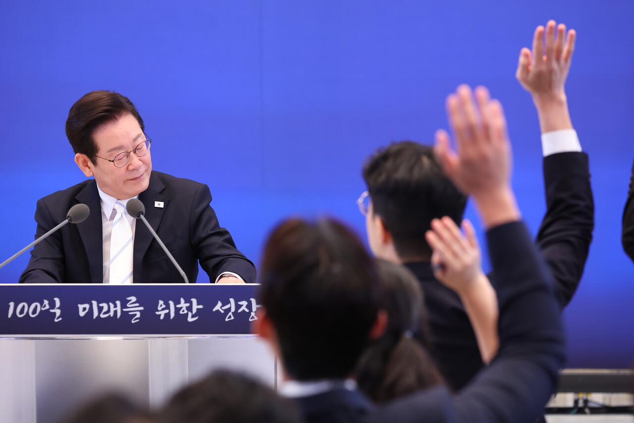 이재명 대통령이 11일 청와대 영빈관에서 열린 취임 100일 기자회견 '회복을 위한 100일, 미래를 위한 성장'에서 질문을 받고 있다. /연합뉴스