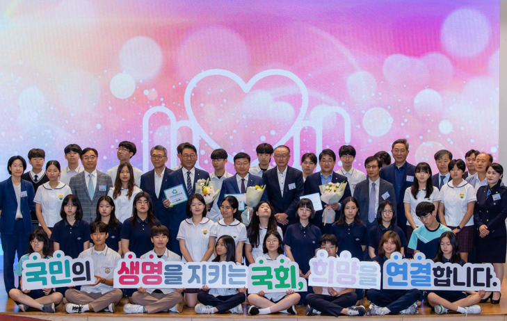 제3기 국회자살예방포럼이 지난 10일 '세계 자살 예방의 날'을 맞아 자살률 감소를 위한 결의안과 법률안을 발의했다. 사진은 제3기 국회자살예방포럼 출범식의 모습이다. /국회자살예방포럼