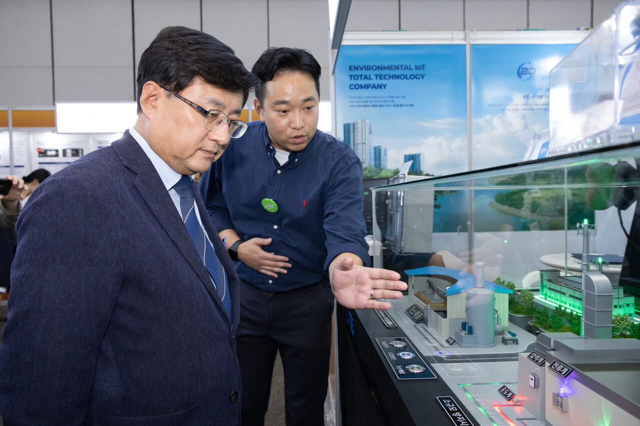 김성환 환경부 장관이 지난 4일 경기 고양시 킨텍스에서 열린 제6회 푸른 하늘의 날 정부 기념식 참석, 전시 부스를 관람하고 있다. 환경부