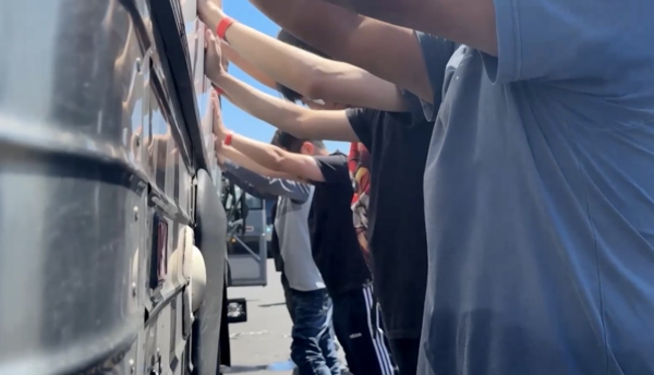 미국 이민당국이 공개한 조지아주 현대차공장 이민 단속 장면. /EPA=연합뉴스