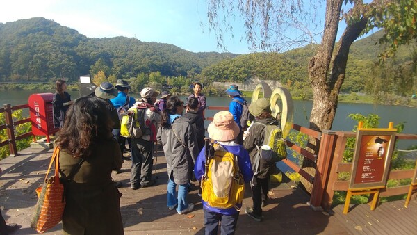 대청호를 찾은 생태 탐방객들이 생태 전문가의 해설을 들으며 수변을 걷고 있다. 대청댐 하부 지역에는 수많은 물새가 서식하고 있어 탐조의 천국이다. /사진=김성주