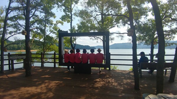 대청호를 방문한 관광객들이 액자처럼 생긴 의자에 앉아 대청호를 바라보고 있다. 대청호에는 사진이 잘 나오는 존이 많다. /사진-김성주