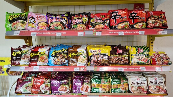 베트남에 위치한 한 편의점에 한국 라면 제품이 진열돼 있다. /류빈 기자