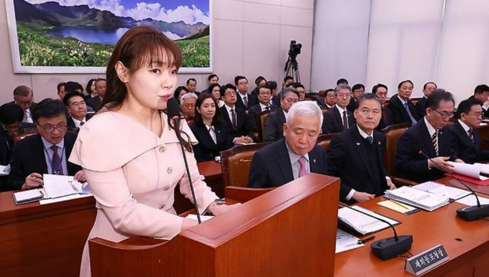 김예지 국민의힘 의원이 지난 2월 26일 국회에서 열린 외교통일위원회 전체 회의에서 UN 경제적 사회적 및 문화적 권리에 관한 국제 규약 선택의정서 비준 촉구 결의안 등과 관련한 제안 설명을 하고 있다. /연합뉴스