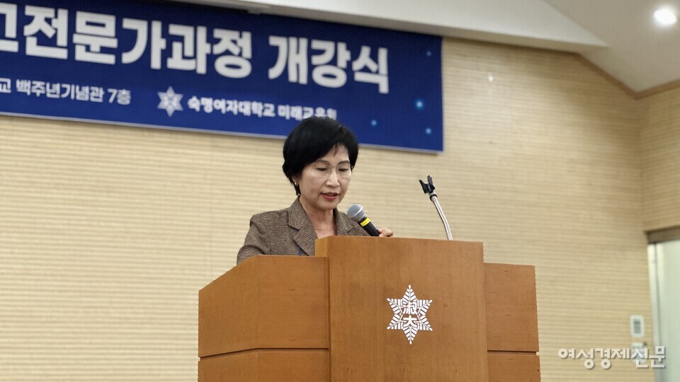 유종숙 숙명여대 미래교육원 원장은 환영사에서 “31명이 함께하게 된 것은 실버비즈니스에 대한 사회적 관심과 열망이 그만큼 크다는 뜻”이라고 말했다. /김정수 기자