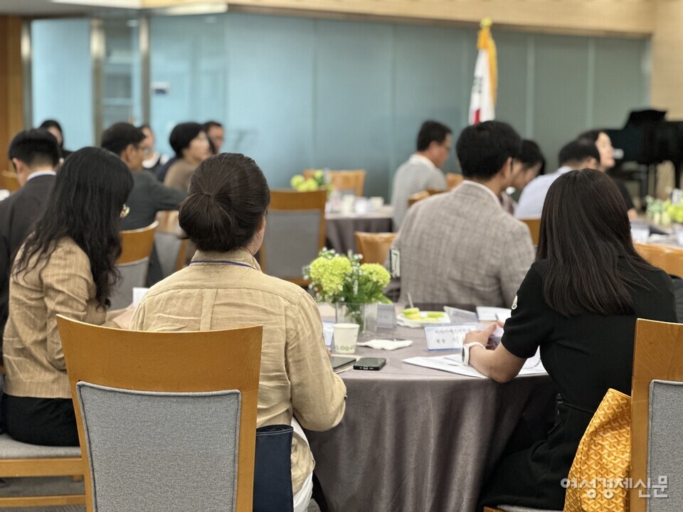 이번 커리큘럼은 현장 밀착형 실무 교육에 초점을 맞췄다. 보건복지부 정책 담당자가 직접 제도 현황을 설명하고 지자체 인허가 실무자, 일본 상장 케어기업 임원, 국내 요양원·데이케어 운영자, 장기요양 플랫폼 대표 등이 강사로 참여한다. /김정수 기자