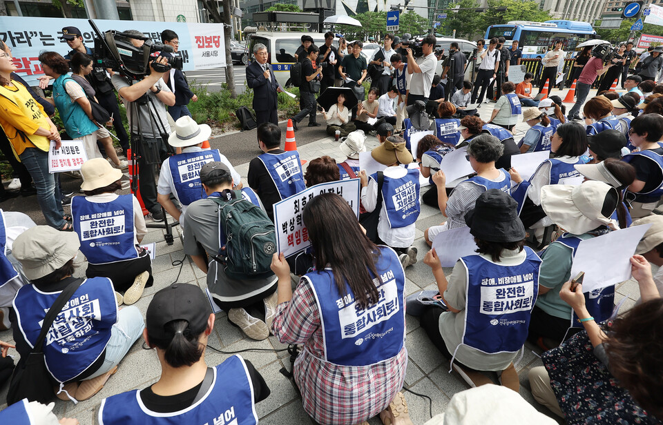 정근식 서울시교육감이 지난달 27일 서울 중구 서울시의회 인근에서 열린 '특수학교 설립 촉구' 기자회견에서 학부모들의 항의를 들은 뒤 발언하고 있다. /연합뉴스