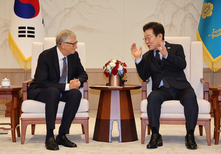 이재명 대통령이 지난달 21일 서울 용산 대통령실에서 빌 게이츠 게이츠재단 이사장을 접견하고 있다. /연합뉴스