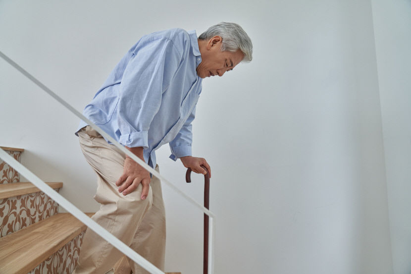 기존 주택을 고령 친화적으로 개조하고 돌봄 서비스를 결합하는 방식이 주거 정책의 새로운 흐름으로 부상하고 있다. 특히 노인이 다수 거주하는 공공임대주택을 활용한 통합 돌봄 모델이 주목된다. /게티이미지뱅크