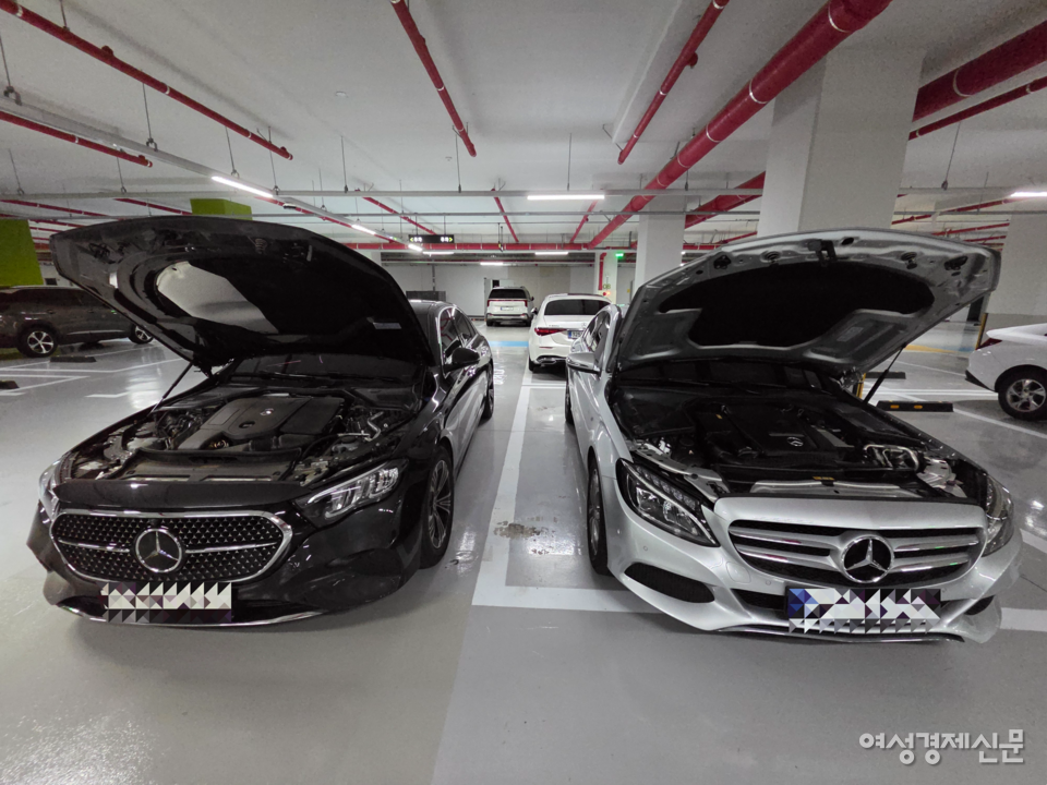 '구형' M274 2.0 터보 엔진이 장착된 W205 C클래스(오른쪽)와 신형 M254 2.0 터보 심장을 품은 W214 E클래스. 차급은 다르지만 대중적인 4기통 2.0터보를 탑재했다. /김현우 기자