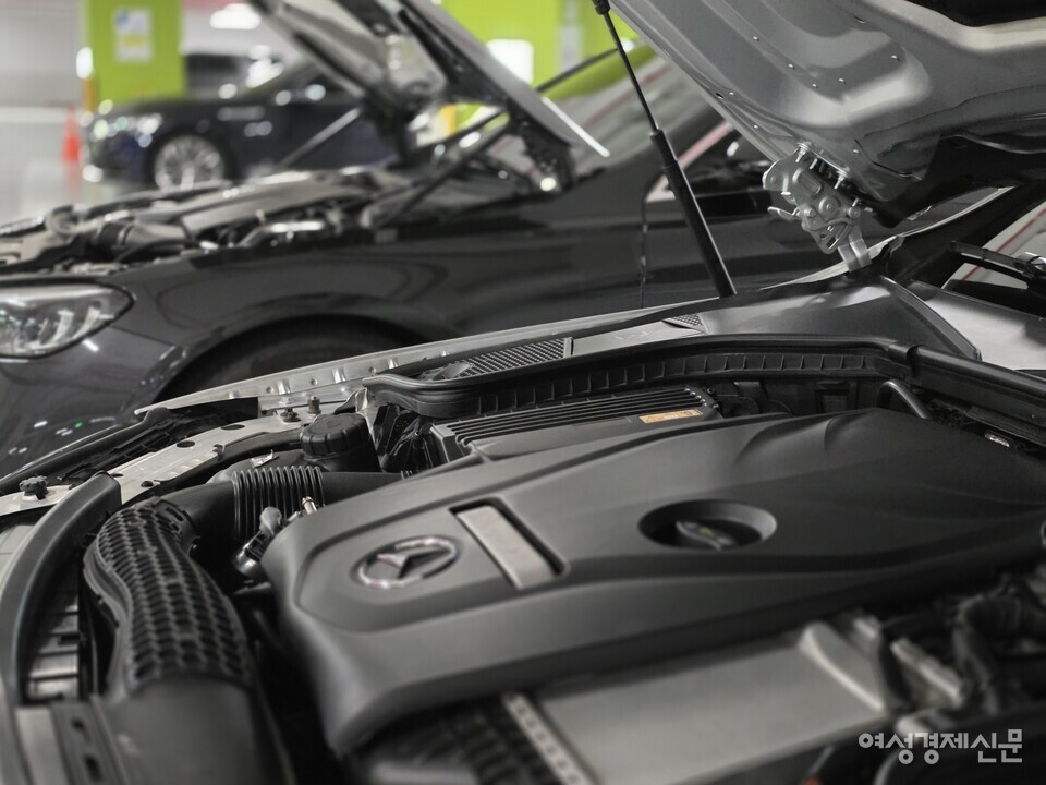 벤츠 M274는 2011년 등장한 2.0리터 터보로 C·E클래스, GLC 등에 광범위하게 쓰였다. 주행은 투박하지만 고속까지 힘을 낸다. 다만 냉각계통과 체인 내구성이 약점으로 중고차 구매 시 해당 부품 상태 확인이 필수다. /김현우 기자