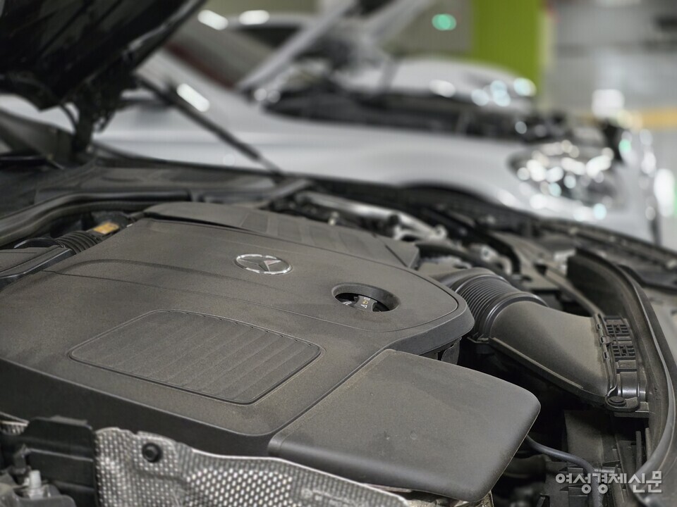 벤츠 M254는 전동화 대응을 위해 설계된 4기통 2.0T로 48V ISG를 통해 시동·발전·가속 보조를 맡고 트윈스크롤 터보로 저회전 응답과 효율을 높였다. 정숙성과 매끄러운 가속이 특징이며 신형 E클래스 W214 E200의 기본 엔진이다. /김현우 기자