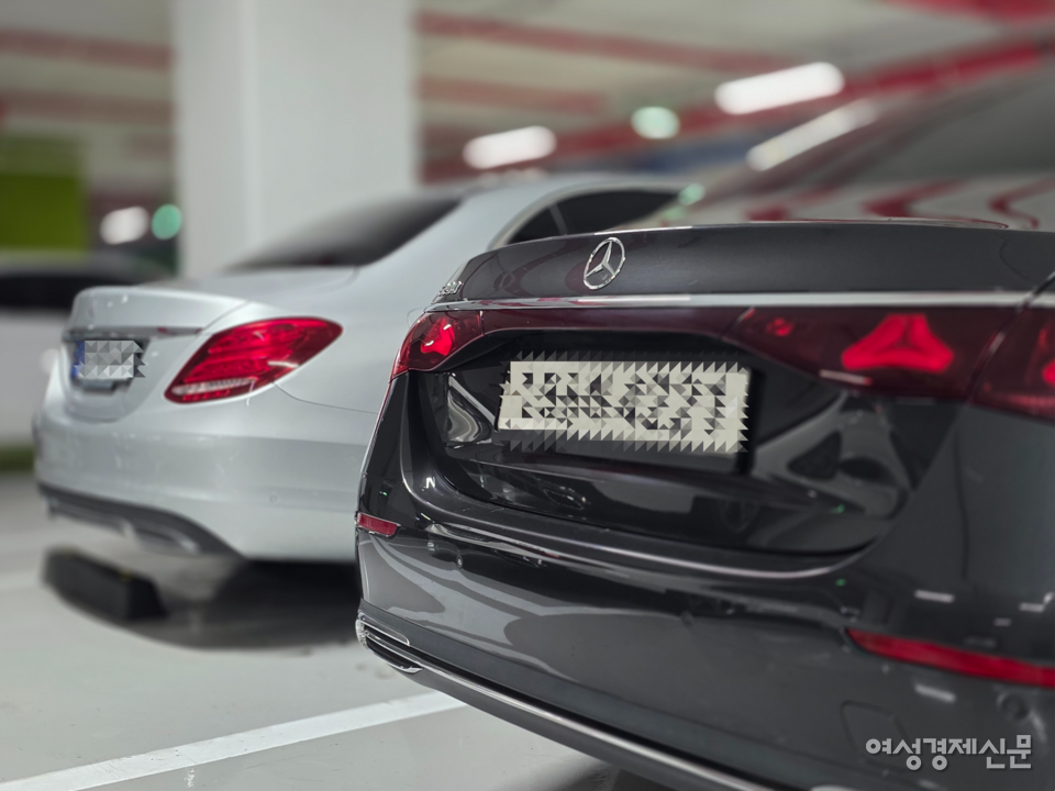 벤츠 C클래스 W205와 E클래스 W214는 차급은 다르지만 모두 2.0리터 터보 4기통을 중심으로 시장을 이끌었다. W205는 M274 엔진으로 중고차 시장에 널리 퍼져 있다. W214는 M254와 48V ISG로 정숙성과 효율을 높여 신차 시장을 주도하고 있다. /김현우 기자