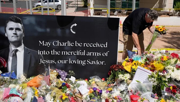 2025년 9월 11일, 피닉스에 위치한 터닝 포인트 본부에서 열린 찰리 커크 추모식. /AP=연합뉴스