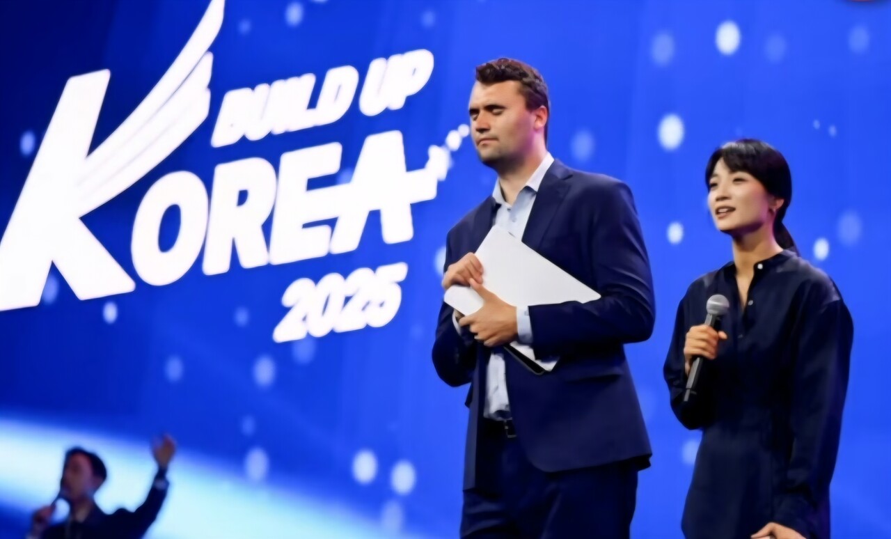 9월 6일 한국 일산 킨텍스에서 열린 ‘빌드업 코리아 2025’ 행사에 참석한 찰리 커크 TPUSA 대표가 김민아 빌드업코리아 대표의 소개를 받으며 인사말을 준비하고 있다. /엠킴TV