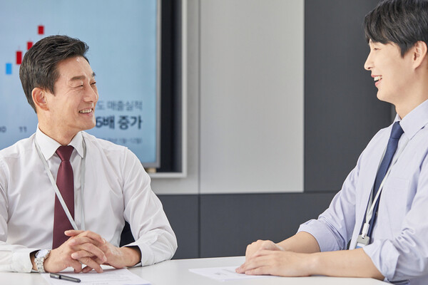 반감이나 분노를 일으키지 않고 사람들을 변화시키는 첫 번째 원칙은 “칭찬과 진심 어린 감사의 말로 시작하라(Begin with praise and honest appreciation)”이다. /게티이미지뱅크