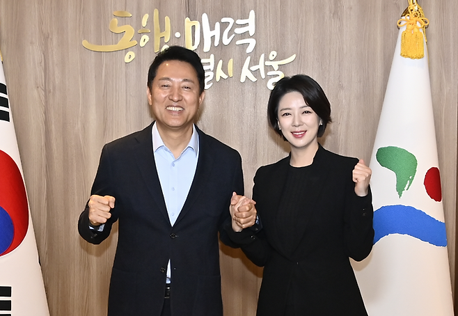 오세훈 서울시장과 배현진 국민의힘 의원이 지난해 서울청사에서 찍은 사진. /서울시청