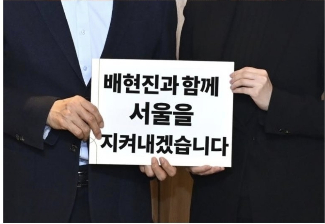 9월 15일 국민의힘 서울시당위원장 선거를 앞두고 유포된 사진. 오세훈 서울시장과 배현진 의원의 복장이 지난해 촬영한 위의 사진과 일치한다. /여성경제신문DB