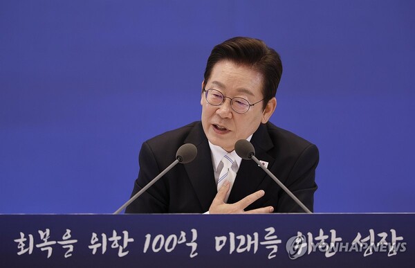 이재명 대통령이 11일 청와대 영빈관에서 열린 취임 100일 기자회견에서 취재진 질문에 답변하고 있다. /연합뉴스