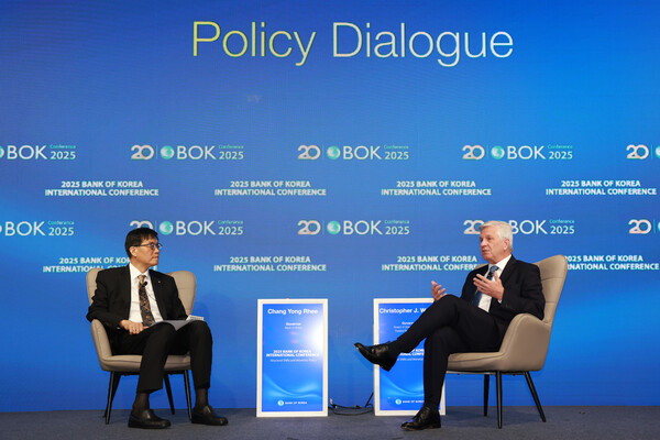 지난 6월 2일 오전 서울 중구 한국은행에서 열린 2025 BOK 국제컨퍼런스. 왼쪽부터 이창용 한국은행 총재, 크리스토퍼 월러(Christopher J. Waller) 미 연준 이사 /한국은행