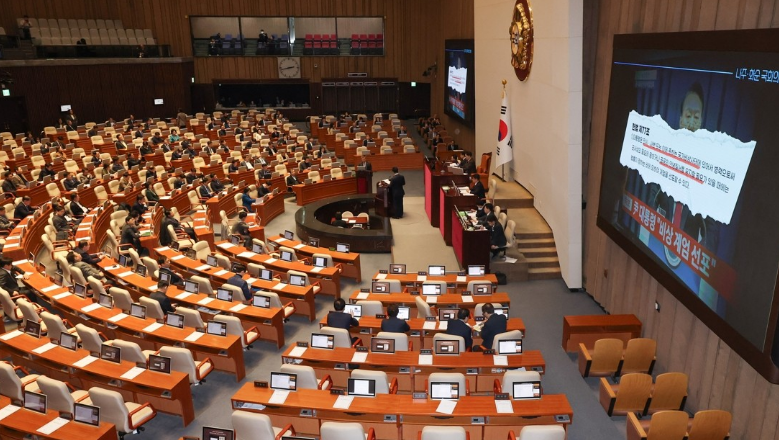 정치적 합의가 점점 어려워지는 상황에서 '합의 못 하는 국회는 민생도 못 챙기는 국회'라는 비판이 제기된다. 사진은 지난 2월 14일 김석우 법무부 장관 직무대행이 서울 여의도 국회 본회의장에서 열린 교육·사회·문화분야 대정부질문에서 신정훈 더불어민주당 의원의 질의에 답변하고 있는 모습이다. /연합뉴스