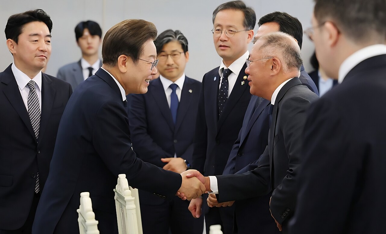 이재명 대통령이 6월 13일 서울 용산 대통령실에서 열린 6경제단체·기업인 간담회에서 정의선 현대차 회장과 악수하고 있다. /대통령실