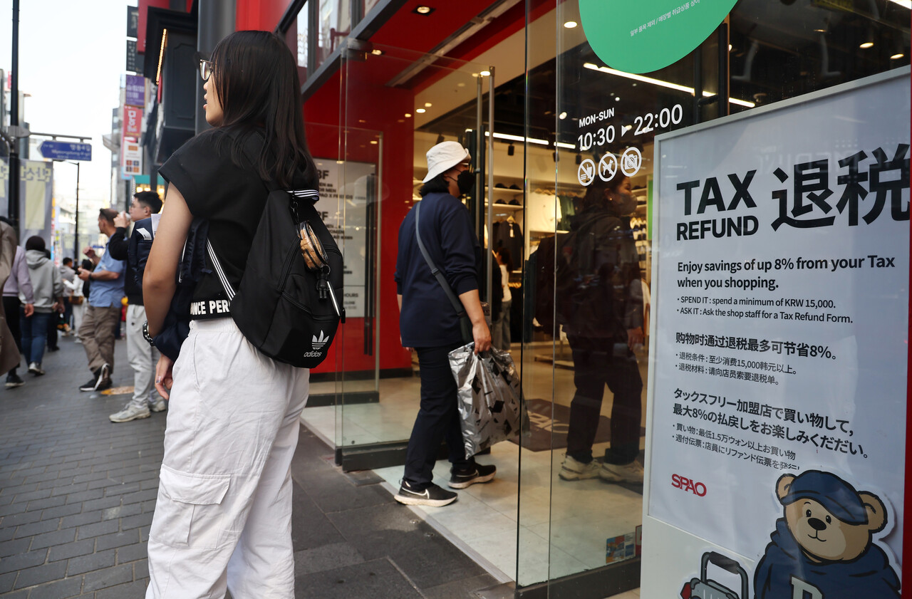 외국인 관광객이 몰리는 명동 거리 /연합뉴스