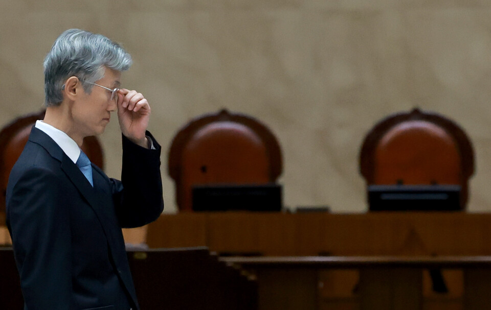 조희대 대법원장이 9월 12일 서울 서초구 대법원 중앙홀에서 열린 '2025 대한민국 법원의 날 기념식'에서 시상에 앞서 안경을 고쳐 쓰고 있다. / 연합뉴스