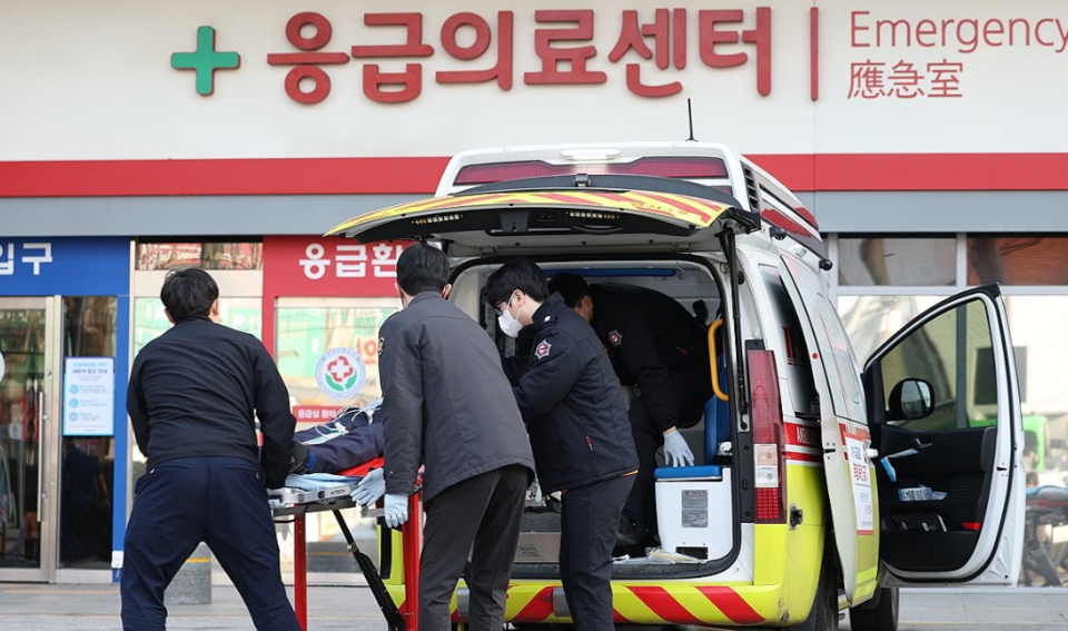 응급실 뺑뺑이가 해마다 늘어 2024년 재이송 5657건에 달했다. 현행 체계는 구급대원이 병원을 직접 찾아야 해 지연이 불가피하다. 국회와 복지부는 119 상황실에 병원 지정권을 주고 면책 규정을 마련하는 법안을 논의 중이다. 해외처럼 실시간 병상 정보 공유와 강제 수용 체계가 필요하다는 지적이 나온다. /연합뉴스
