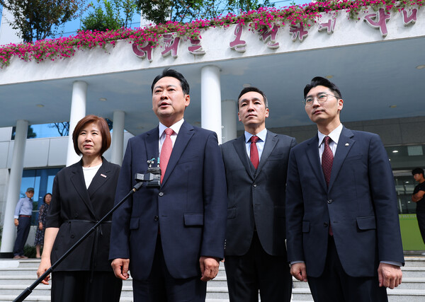 국민의힘 장동혁 대표가 14일 오전 부산 강서구 세계로교회 예배에 참석 하기 전 취재진 질문에 답하고 있다. 국민의힘 지도부는 이날 부산 첫 방문 일정으로 최근 구속된 손현보 목사가 담임 목사로 있는 세계로교회 예배에 참석했다. 손 목사는 개신교계 단체인 '세이브코리아'를 이끌며 윤석열 전 대통령의 탄핵 반대 집회를 주도하기도 했다. /연합뉴스