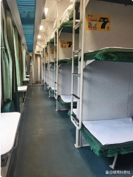 중국 기차의 내부. ‘딱딱한 침대(硬卧, 별실 한 칸 양쪽 3층 침대)' /https://baijiahao.baidu.com/s?id=1825554539797467380&wfr=spider&for=pc