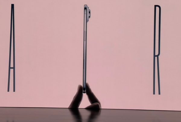 9일 애플이 공개한 역대 가장 얇은 아이폰 '에어'. /=연합뉴스