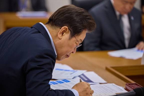 이재명 대통령이 지난달 25일 경기 시흥시 SPC 삼립 시화공장에서 열린 산업재해 근절 현장 노사간담회에서 자료를 살펴보고 있다. /대통령실