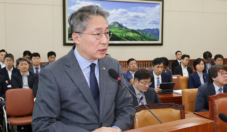 고용노동부는 지난 6월 25일에도 이재명 대통령의 대선 공약인 주4.5일 근무제와 관련해 근로시간 단축 방안 등을 현재 협의 중으로 수입 감소 우려 등도 종합적으로 검토하겠다는 입장을 밝힌 바 있다. /연합뉴스